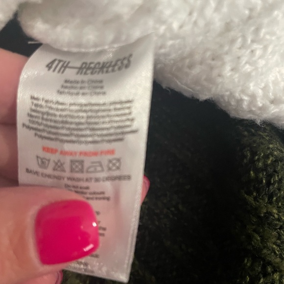 4th and reckless color block peekaboo shoulder top in small - Picture 9 of 9